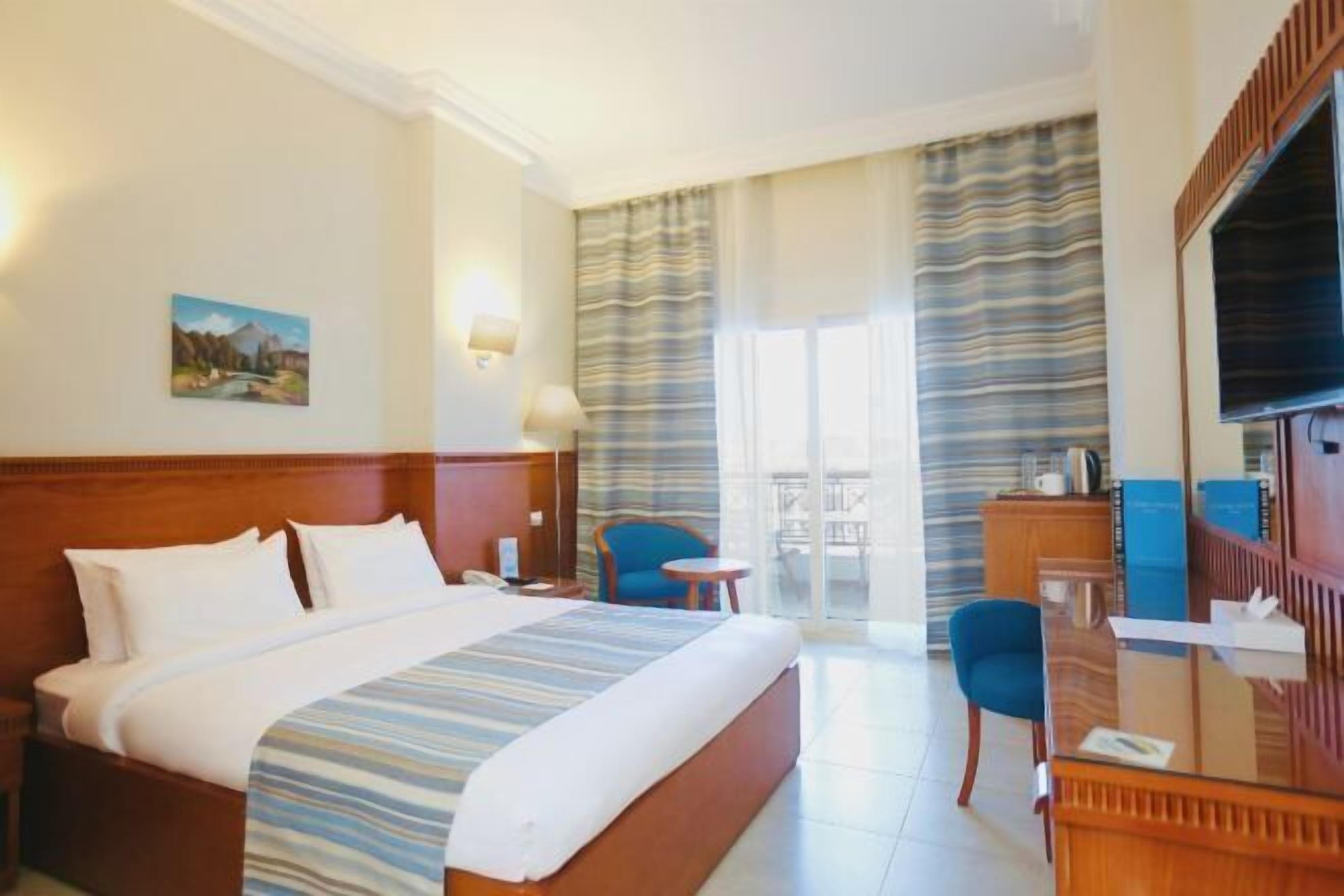 Minibar, WiFi, bed sheets