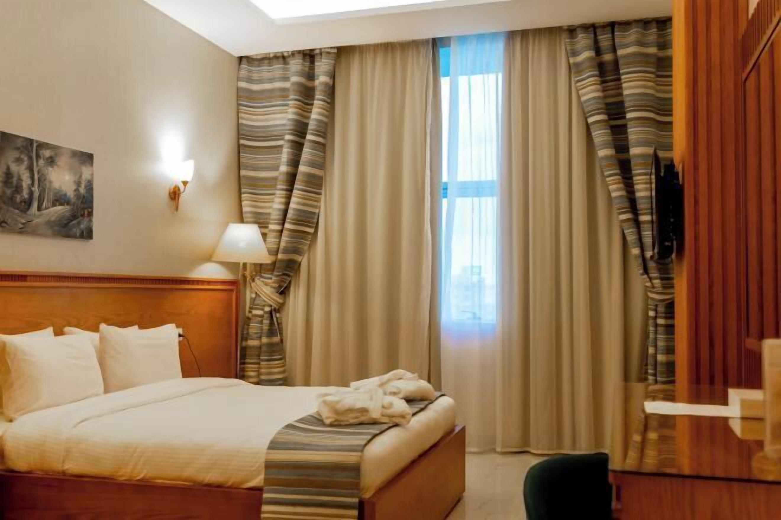 Minibar, WiFi, bed sheets