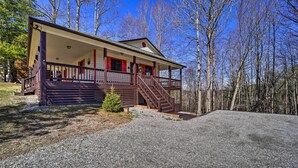 Ein zweistöckiges Gebäude mit einer Veranda und einer Treppe, die zum zweiten Stock führt.