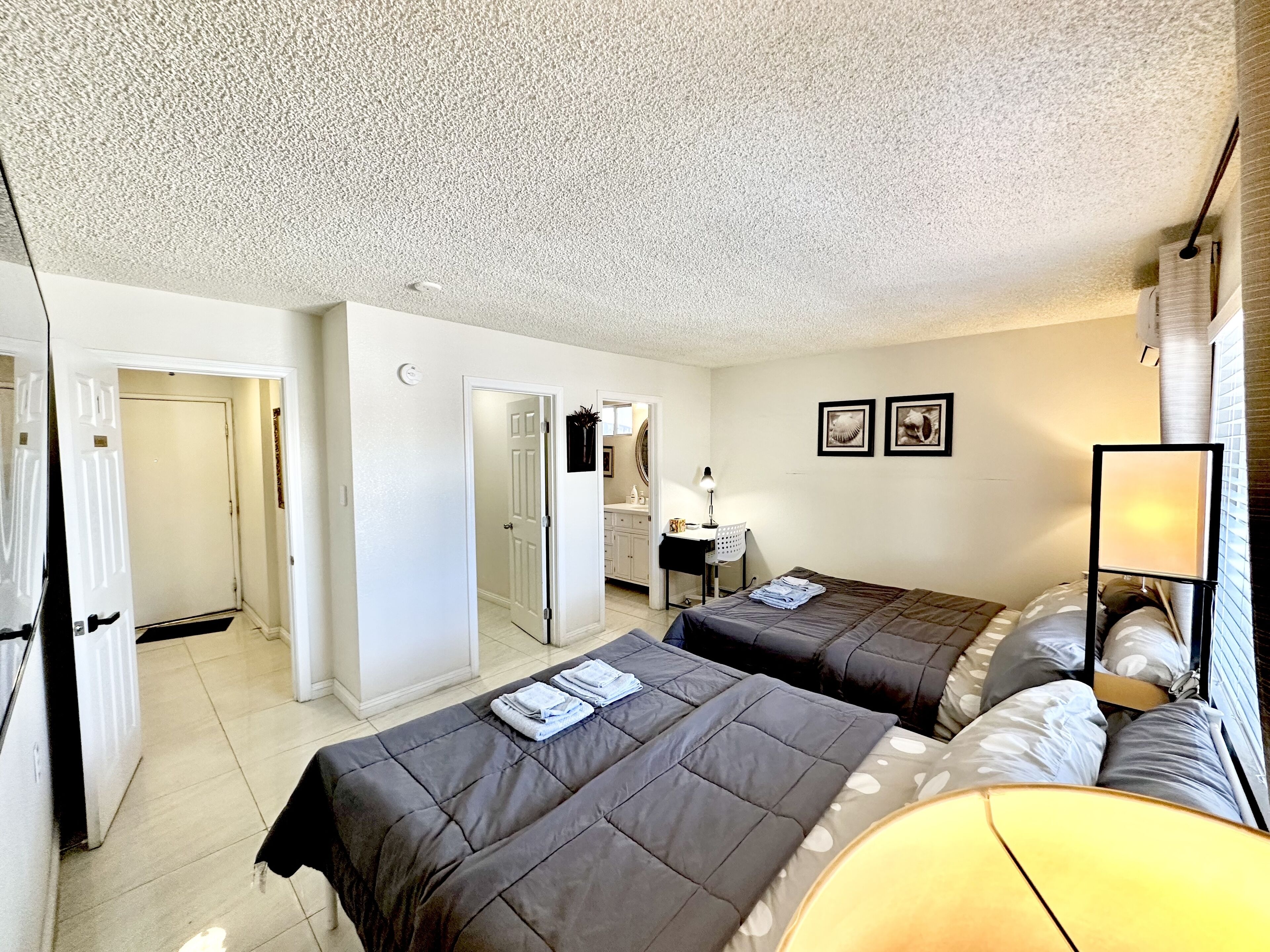 4 Schlafzimmer, Zimmersafe, Schreibtisch, Bügeleisen/Bügelbrett
