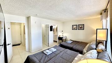 4 Schlafzimmer, Zimmersafe, Schreibtisch, Bügeleisen/Bügelbrett