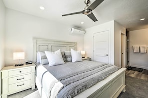5 bedrooms, travel crib, internet