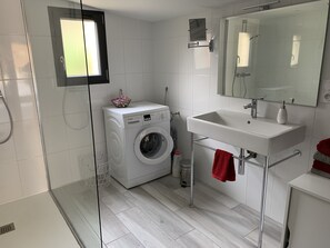 Een douche, een haardroger, handdoeken, toiletpapier
