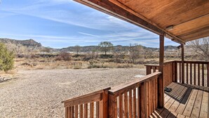 A wooden deck with a gravel area and a view of a mountainous landscape. - Cozy Home w/ Canyon Views: 2 Mi to Grand Staircase (Henrieville)