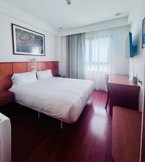 Escritorio, cortinas opacas, cunas gratuitas y wifi gratis