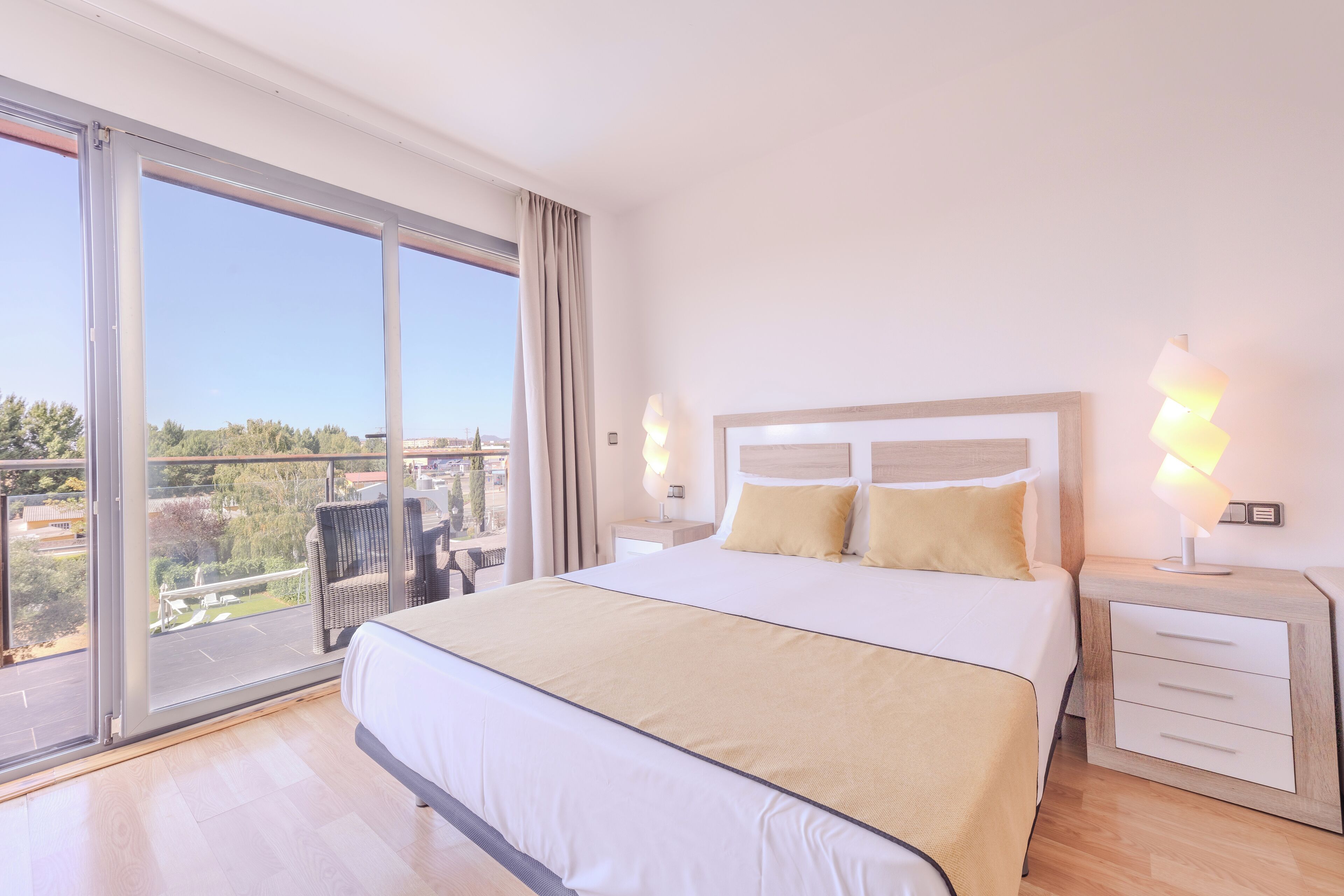 Escritorio, cortinas blackout, cunas gratuitas y wifi gratis 