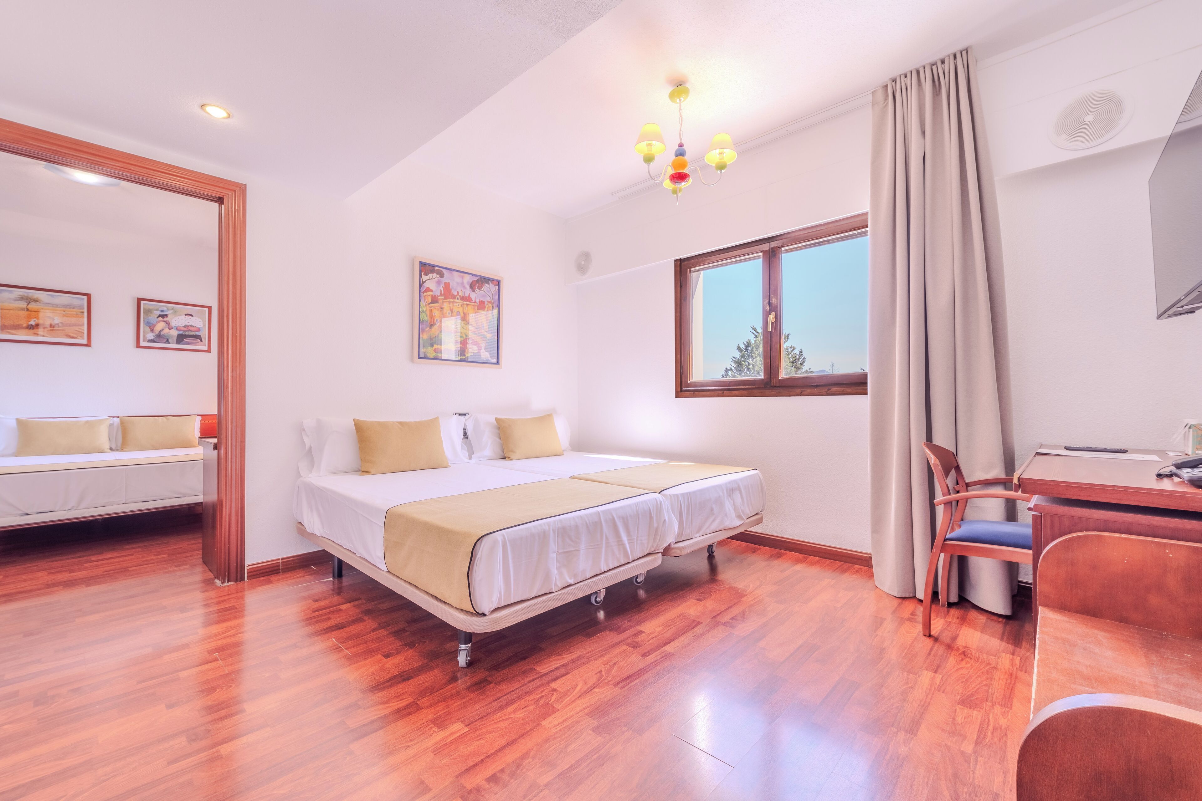 Escritorio, cortinas blackout, cunas gratuitas y wifi gratis 
