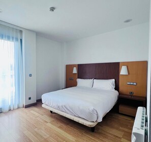 Bureau, rideaux occultants, lits bébé (gratuits), Wi-Fi gratuit