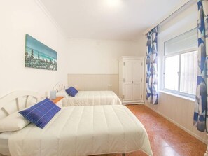 2 slaapkamers, een strijkplank/strijkijzer, reisbedje, wifi