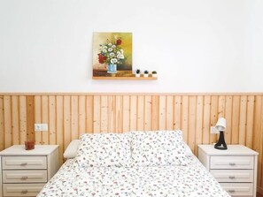 2 slaapkamers, een strijkplank/strijkijzer, reisbedje, wifi