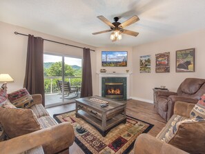 Fernseher, Kamin, DVD-Player