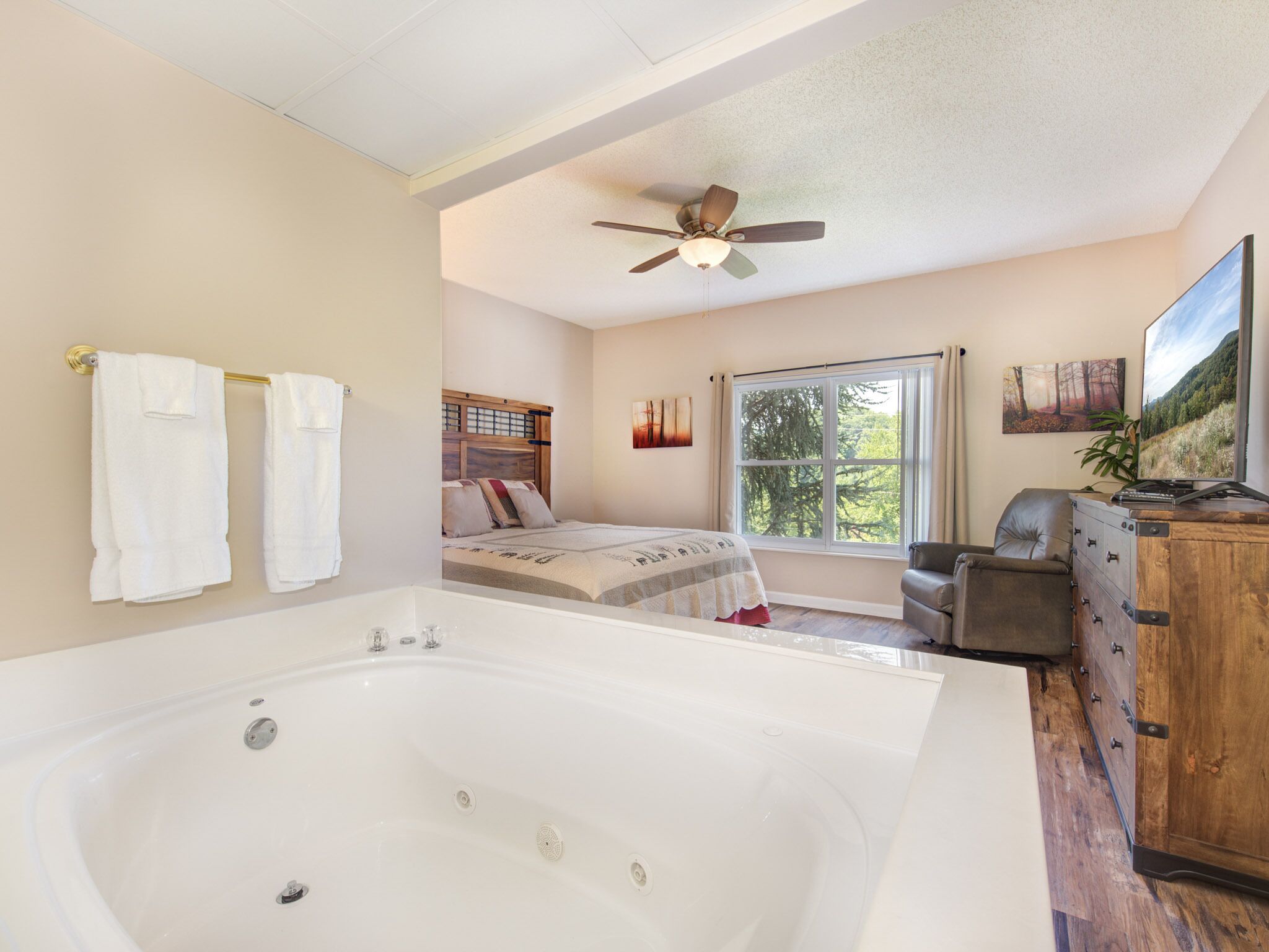 2 多间卧室、熨斗/熨衣板、上网接入、床单