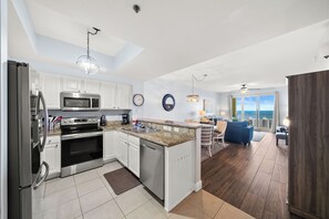 冷蔵庫、電子レンジ、オーブン、コンロ