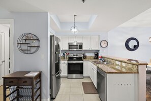 Kylskåp, mikrovågsugn, ugn och spishäll