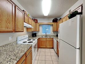 ثلاجة، ميكروويف، فرن، موقد طهي مسطح