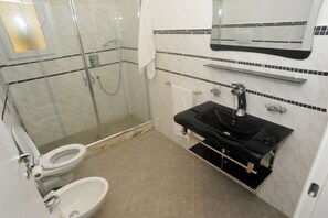 Hair dryer, towels, soap, toilet paper - ELEGANT ROOMS WITH ALL THE COMFORTS IN THE CENTER OF GALLIPOLI  (Gallipoli)