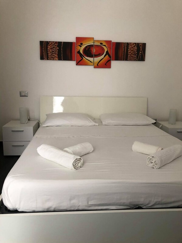 6 bedrooms, internet, bed sheets - ELEGANT ROOMS WITH ALL THE COMFORTS IN THE CENTER OF GALLIPOLI (Gallipoli)