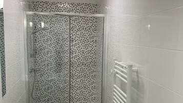 Dusche, Haartrockner, Handtücher