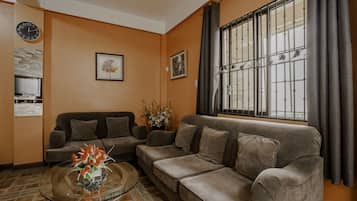 Suite, 2 habitaciones | Área de sala de estar | Televisión de pantalla plana de 32 pulgadas con canales por cable