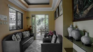 Suite, 3 Bedrooms | Ruang tamu | 32 inci televisyen skrin rata dengan kabel, TV