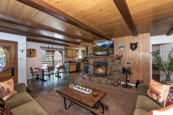 Televisio, takka, pöytäjalkapallopöytä