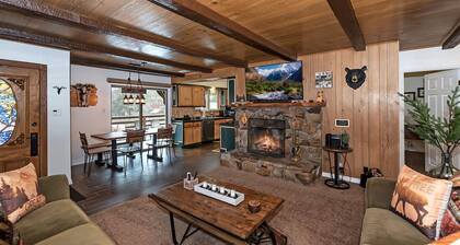 Welcome to Bearadise by Destination Big Bear : Mountain Retreat in Lower Moonridge! Foosball! Walk to the Zoo & Golf Course!