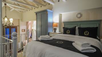 Executive Studio Suite | Hypo-allergenic bedding, individually decorated, individually furnished