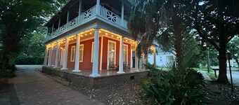 Mins from Historic Downtown - Pretty Peach Palace