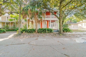 Exterior - Mins from Historic Downtown - Pretty Peach Palace (Mobile)