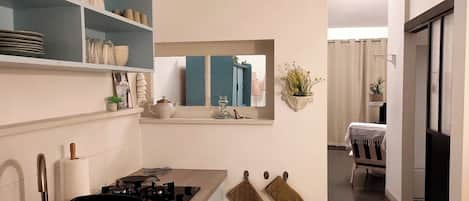 Frigorifero, microonde, forno, piano cottura