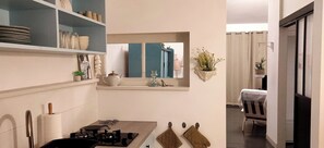 Réfrigérateur, micro-ondes, four, plaque de cuisson