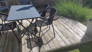 A wooden deck with a table and chairs. - House with land LES MATHES/LA PALMYRE (Les Mathes)