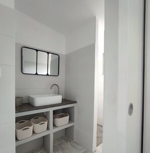 Douche, sĂšche-cheveux, savon, papier toilette