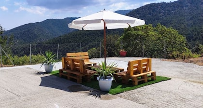 The Cosy Mountain Cabin with Stunning Views in Kardama Forest
