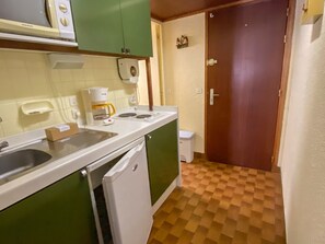 Réfrigérateur, micro-ondes, cafetière/bouilloire, grille-pain