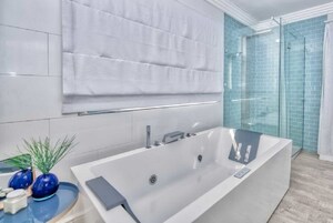 Luxury Villa | Bathroom | Combined shower/tub