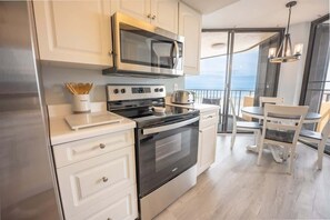 Fridge, microwave, oven, stovetop - New, Oceanview Remodeled, Private Maisons Sur Mer! (Myrtle Beach)