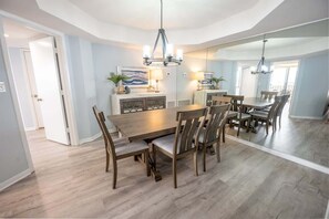 Dining - New, Oceanview Remodeled, Private Maisons Sur Mer! (Myrtle Beach)