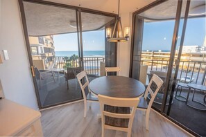 Dining - New, Oceanview Remodeled, Private Maisons Sur Mer! (Myrtle Beach)