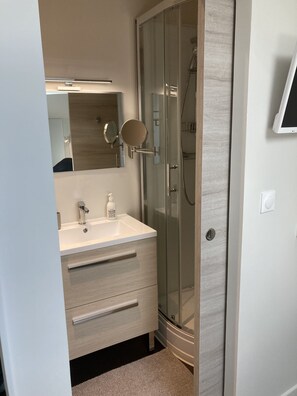 Dusche, Haartrockner, Handtücher
