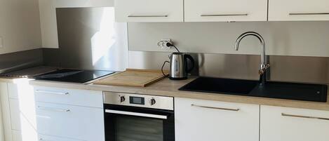 Kühlschrank, Mikrowelle, Ofen, Herdplatte