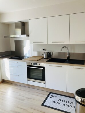 Een koelkast, een microgolfoven, een oven, een kookplaat