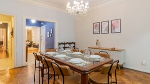 Un comedor con una mesa de madera dispuesta para seis personas, rodeada de seis sillas.