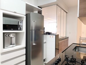 Departamento | Cocina privada | Refrigerador, cafetera y tetera, utensilios de cocina y condimentos 