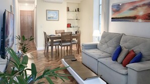 A living room with a sofa, a coffee table, and a dining area with a table and chairs. - Copacabana Ideal for Couples Rpp913 (Rio de Janeiro)