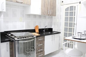 Casa | Cocina privada | Frigorífico, microondas, cafetera o tetera y utensilios de cocina