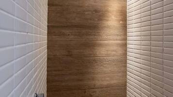Ferienhaus | Badezimmer | Kostenlose Toilettenartikel, Handtücher, Toilettenpapier