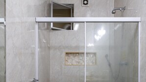 A bathroom with a glass-enclosed shower, a toilet, and a sink. - Style in Copacabana Near the Beach Br403 (Rio de Janeiro)