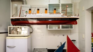 Uma maquete de navio em uma cozinha.