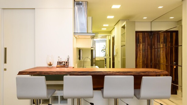 A modern kitchen with a central island, four bar stools, and a wooden door. - 2 Minutes From Copacabana Beach Nsc601 (Rio de Janeiro)